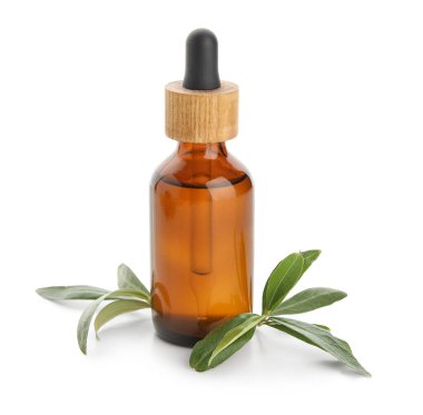 Cam bir şişe çay ağacı esaslı yağ beyaz arka planda izole edilmiş, yakın plan.