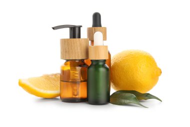 Beyaz arka planda izole edilmiş limon yağı şişeleri, yakın plan