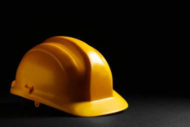 Siyah arkaplanda sert başlık, yakın plan