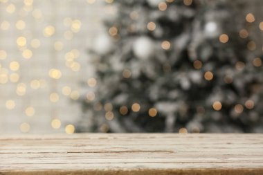 Noel arifesinde odada boş ahşap masa