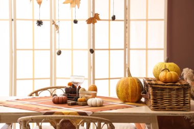 Yemek masasında tabakları olan kabaklar.