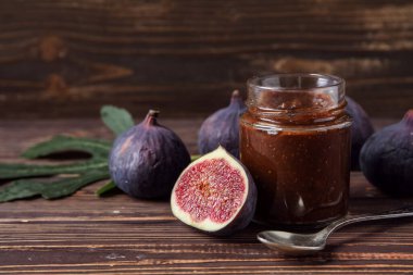 Kahverengi ahşap masada tatlı incir reçeli, yakın plan.