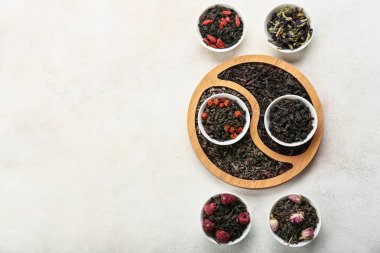 Arka planda farklı meyve çayları olan kaseler