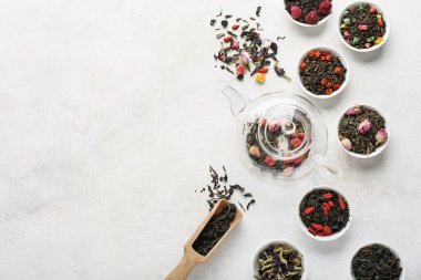 Hafif grunge arka planda farklı meyveli çaydanlık ve kaseler