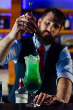 Barmene yakın durun ve mavi lagün kokteylini süsleyin.