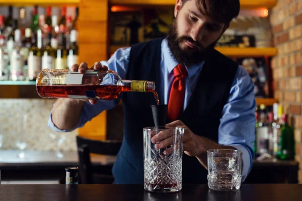 Bartender Guy Working Prepare Cocktail Skills — Stock Photo, Image