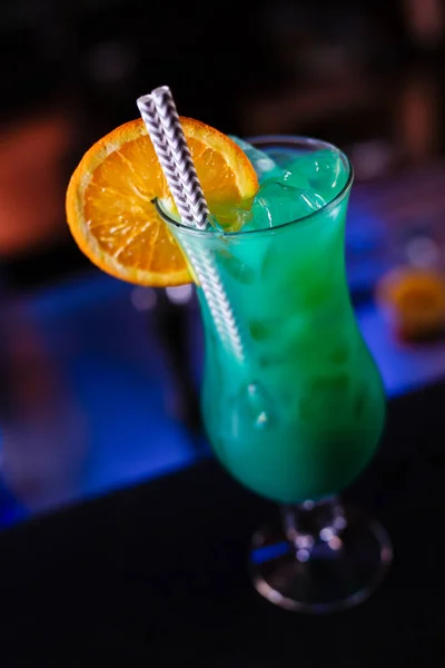 Närbild Bartender Dekorera Blå Lagun Cocktail — Stockfoto