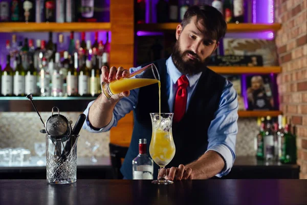 Barman Serwuje Napoje Koktajlowe Dla Klienta Barze — Zdjęcie stockowe