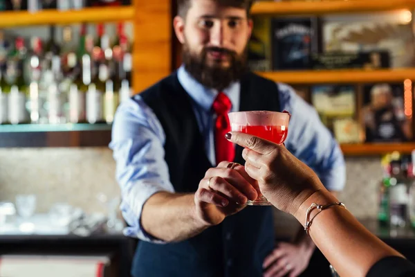 Cantinero Servir Bebida Cóctel Para Cliente Bar — Foto de Stock