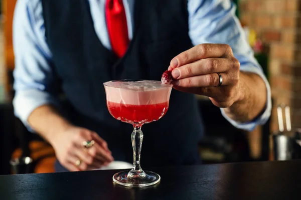 Bartendern Serverar Cocktaildrink Till Kunden Baren — Stockfoto