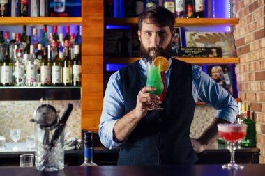 Barmen yeni kokteylin tadına baktı.
