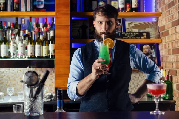 Barman Goûte Nouveau Cocktail — Photo