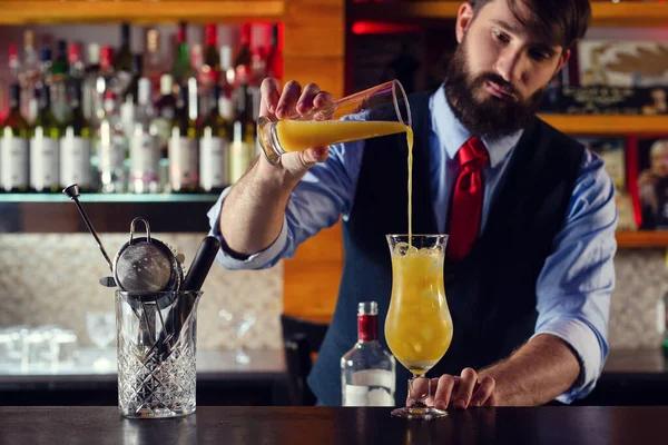 Bartendern Serverar Cocktaildrink Till Kunden Baren — Stockfoto