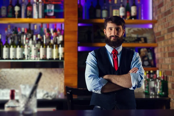 Pozytywny Barman Stojący Przy Ladzie — Zdjęcie stockowe