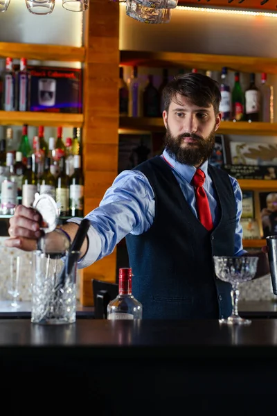 Barman Servírovat Koktejl Nápoj Pro Zákazníka Baru — Stock fotografie
