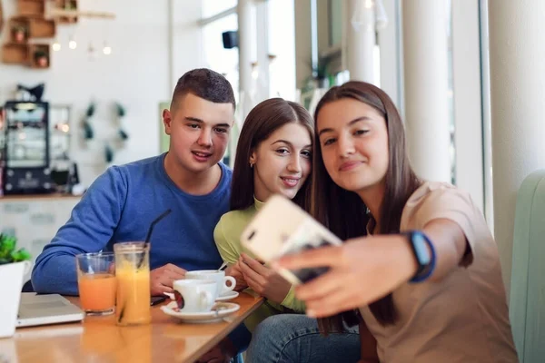 Amigos Adolescentes Tomando Selfie Con Teléfono Inteligente — Foto de Stock