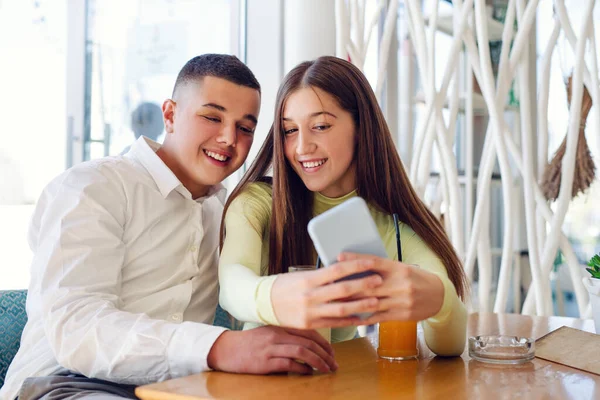Pareja Adolescente Tomando Una Selfie Con Teléfono Inteligente Cafetería — Foto de Stock