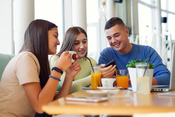 Adolescentes Sentados Café Usando Sus Teléfonos Móviles — Foto de Stock