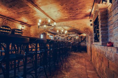 Eski şarap mahzeni tatmak için tezgah