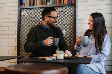 Kahve dükkanında kahve içen bir çift. Kadın ve erkek kafede buluşuyor..