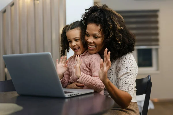 Ευτυχισμένη Οικογένεια Μητέρα Και Κόρη Στο Σπίτι Εργάζονται Στον Υπολογιστή — Φωτογραφία Αρχείου