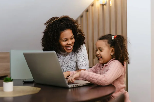 Ευτυχισμένη Οικογένεια Μητέρα Και Κόρη Στο Σπίτι Εργάζονται Στον Υπολογιστή — Φωτογραφία Αρχείου