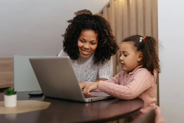 Família Feliz Mãe Filha Criança Casa Trabalhando Computador — Fotografia de Stock