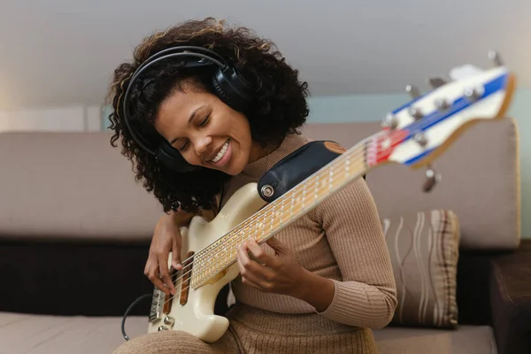 Des Filles Qui Jouent Jazz Femme Musicienne Avec Guitare Basse — Photo
