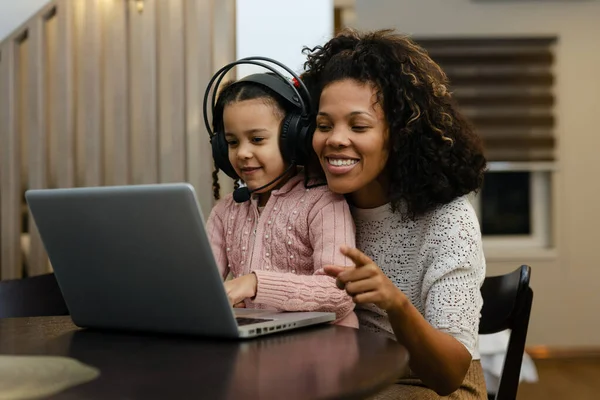 Πορτρέτο Μιας Ευτυχισμένης Μητέρας Και Κόρης Χρησιμοποιώντας Έναν Φορητό Υπολογιστή — Φωτογραφία Αρχείου