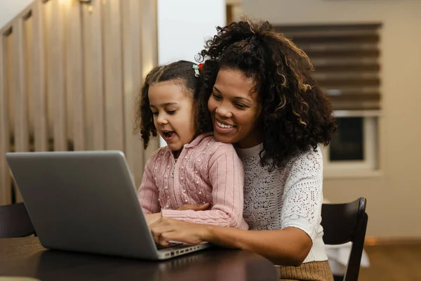 Sonriendo Afroamericana Madre Hija Usando Ordenador Portátil Casa —  Fotos de Stock