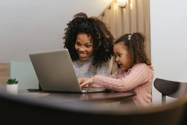 Sorridente Afro Americano Madre Figlia Utilizzando Computer Portatile Casa — Foto Stock