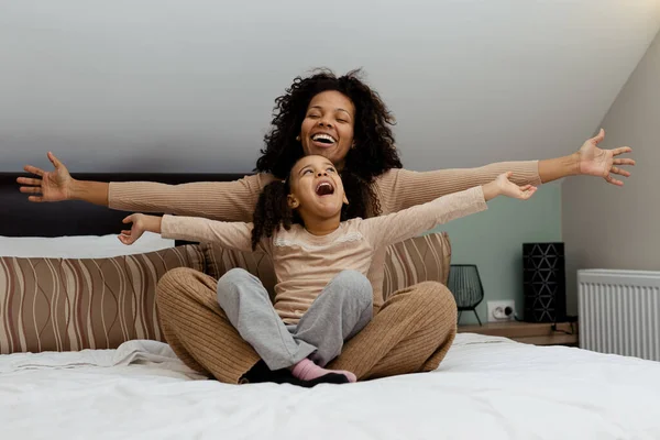 Gelukkig Afrikaanse Amerikaanse Moeder Dochter Hebben Plezier Bed Thuis — Stockfoto
