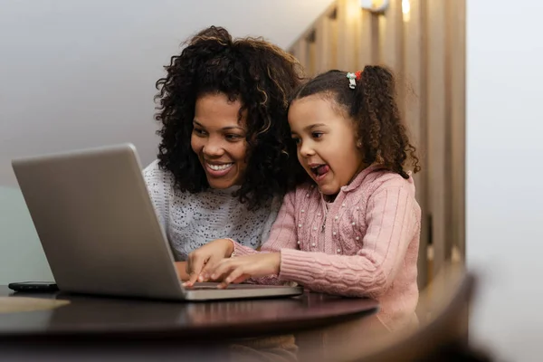 Sorridente Afro Americano Madre Figlia Utilizzando Computer Portatile Casa — Foto Stock
