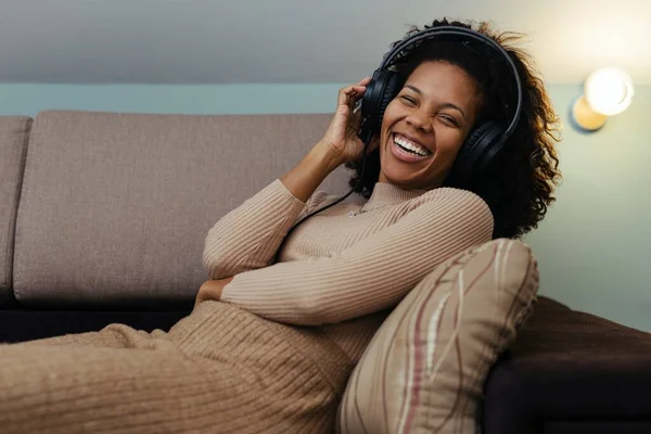 Afro Girl Headphones Listening Music Smiling While Lying Couch Home — Stock Photo, Image