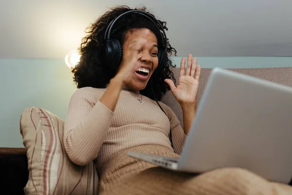 Smiling African Woman Headphones Using Laptop Computer While Sitting Couch — Stock Photo, Image