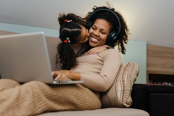 Criativa Mãe Negra Filha Trabalhando Projeto Escola Usando Laptop Moderno Fotografia De Stock