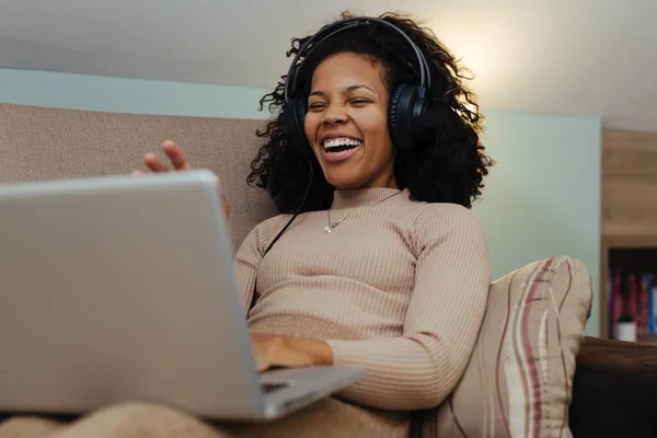 Smiling African Woman Headphones Using Laptop Computer While Sitting Couch — Stock Photo, Image