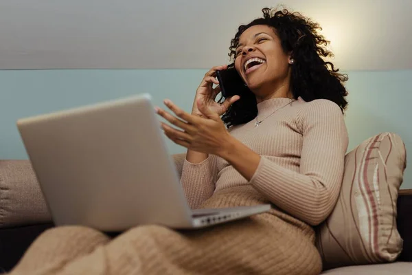 Retrato Sorridente Mulher Negócios Afro Americana Usando Computador Portátil Conversando — Fotografia de Stock