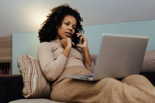 Retrato Sorridente Mulher Negócios Afro Americana Usando Computador Portátil Conversando — Fotografia de Stock