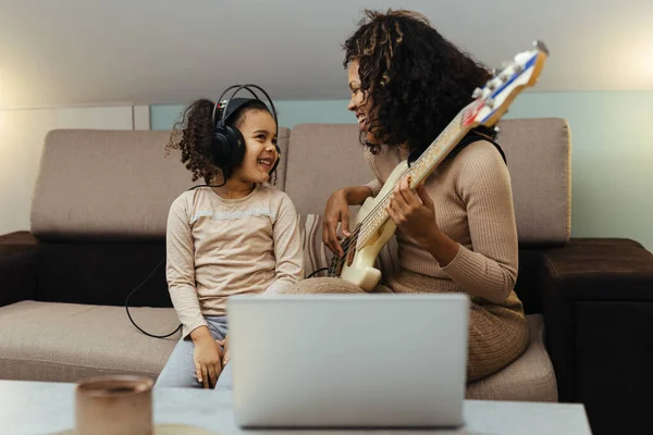 Mãe Com Sua Filha Tocando Guitarra Elétrica Juntos Casa Família — Fotografia de Stock