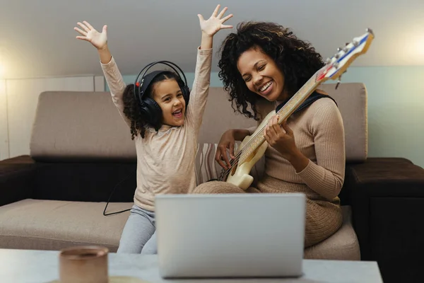 Mutter Mit Ihrer Tochter Die Hause Gemeinsam Gitarre Spielt Glückliche — Stockfoto