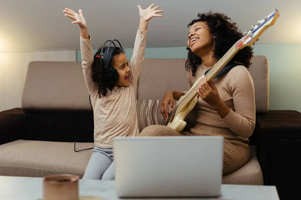 Mamá Con Hija Tocando Guitarra Eléctrica Juntos Casa Familia Feliz —  Fotos de Stock