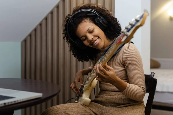 Femme Musicienne Avec Guitare Basse Maison — Photo