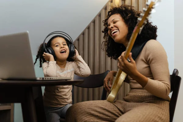 Mamá Con Hija Tocando Guitarra Eléctrica Juntos Casa Familia Feliz — Foto de Stock