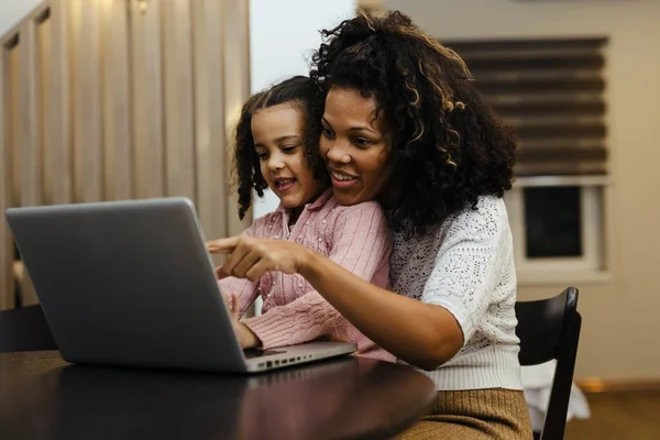 Mosolygós Afro Amerikai Anya Lánya Használ Laptop Otthon — Stock Fotó