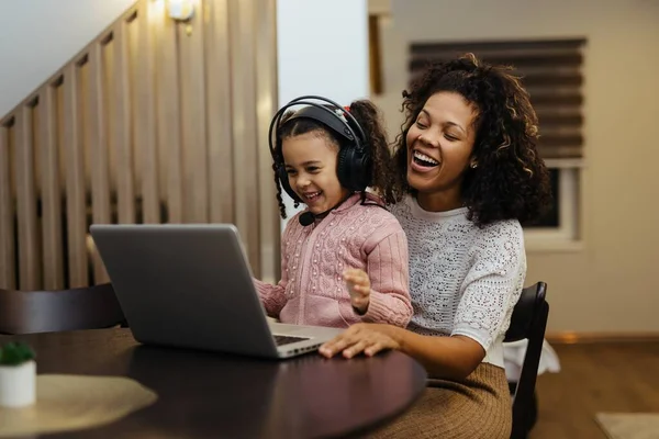 Gülümseyen Afro Amerikan Anne Kızı Evde Dizüstü Bilgisayar Kullanıyor Stok Fotoğraf