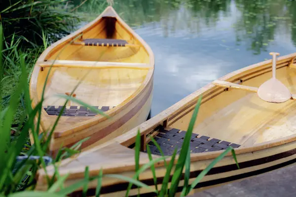 Wood Canoe Shore Small Lake — Stock Photo, Image
