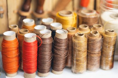 Deri kumaş için iplik. Çoklu renkli dikiş iplikleri.