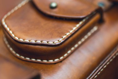 Deri çanta. Moda konsepti. Kapanış detayı, makro çekim, seçici odaklanma.