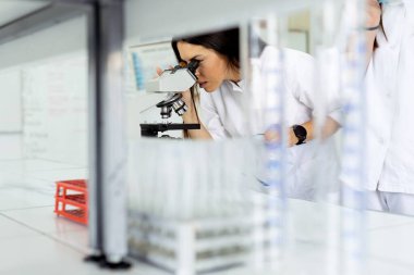 genç kadın bilim laboratuvar mikroskop aramak yan görünüm